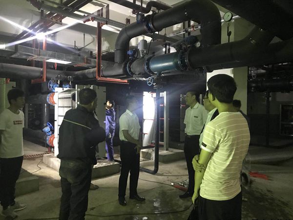 公司副总经理裴林虎带队前往中心城区部分热换热站参观学习(图2) 公司副总经理裴林虎带队前往中心城区部分热换热站参观学习(图2)