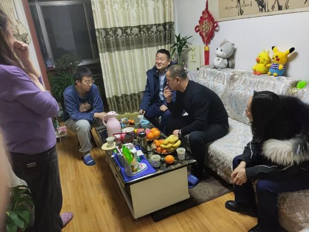 关爱员工冷暖 传递组织温情——开云手机入口-开云(中国)
组织开展员工家访活动(图2)