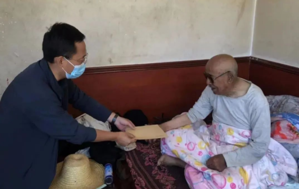 开云手机入口-开云(中国)
赴帮扶村对接工作并慰问困难党员(图2)
